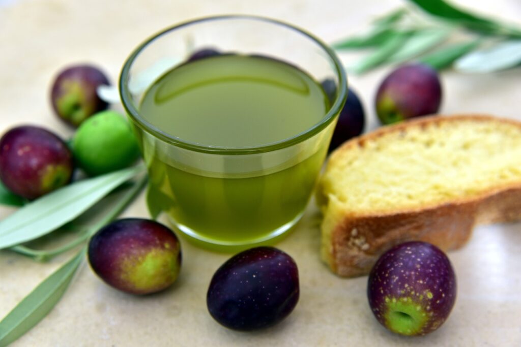 olive oil, olives, loaf-3803168.jpg